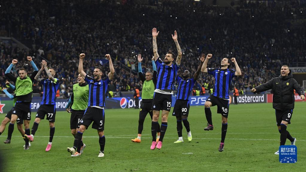 每体：拉菲尼亚没有经纪人也无意离开巴萨，他决心履行完合同（每体：拉菲尼亚无经纪人且无意转会，坚决在巴萨履行合同）