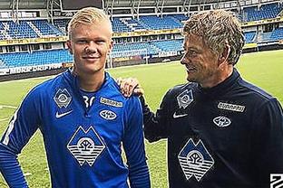 球队外线火力强到爆表（球队外线三分如雨，火力全开）