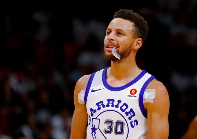 尼日利亚4-1大胜加蓬进入决赛，奥斯梅恩双响，埃朱克破门（尼日利亚4-1击败加蓬挺进决赛，奥斯梅恩梅开二度，埃朱克建功）