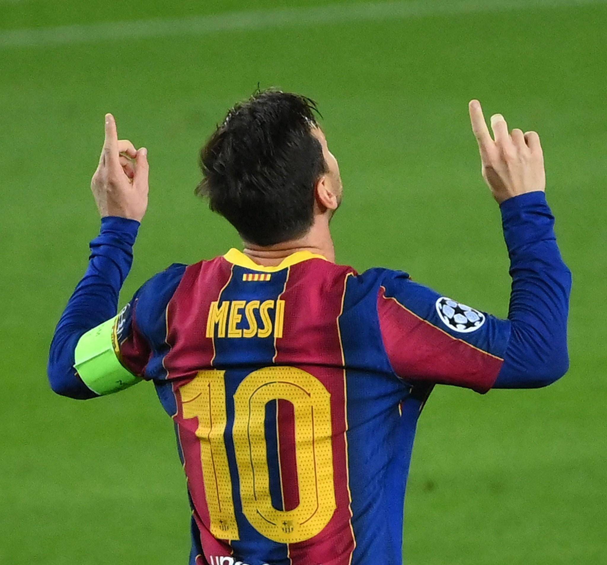 这雪有点大，欧冠赛前一名挪威记者在博德闪耀的球场边线处滑雪（欧冠赛前风雪骤起，挪威记者在博德闪耀场边滑雪）