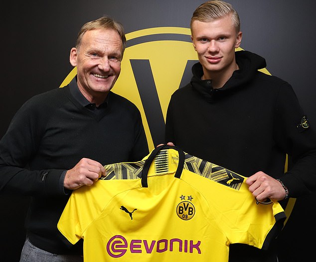 曼联、利物浦近五轮各1胜，英超积分榜曼联积22分，领先利物浦。（英超近五轮曼联与利物浦各仅一胜，曼联22分暂压利物浦）