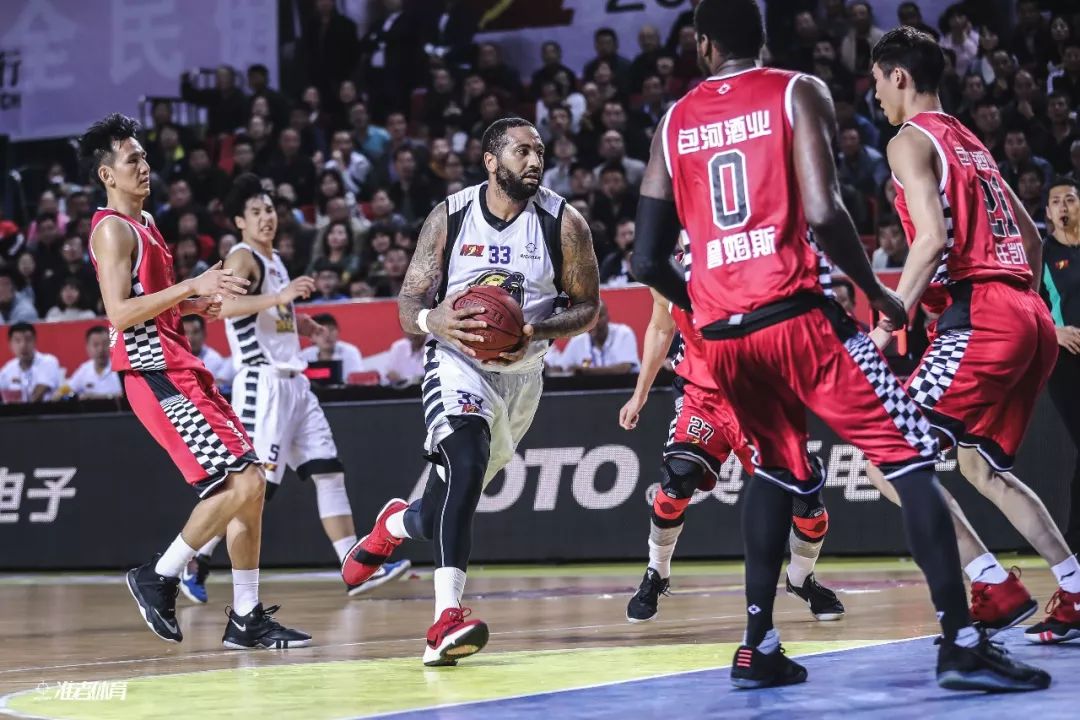 铜梁龙官方：下赛季球衣为主红客白，欢迎球迷投票27赛季球衣（铜梁龙官宣下季主红客白，启动27赛季球衣球迷投票）